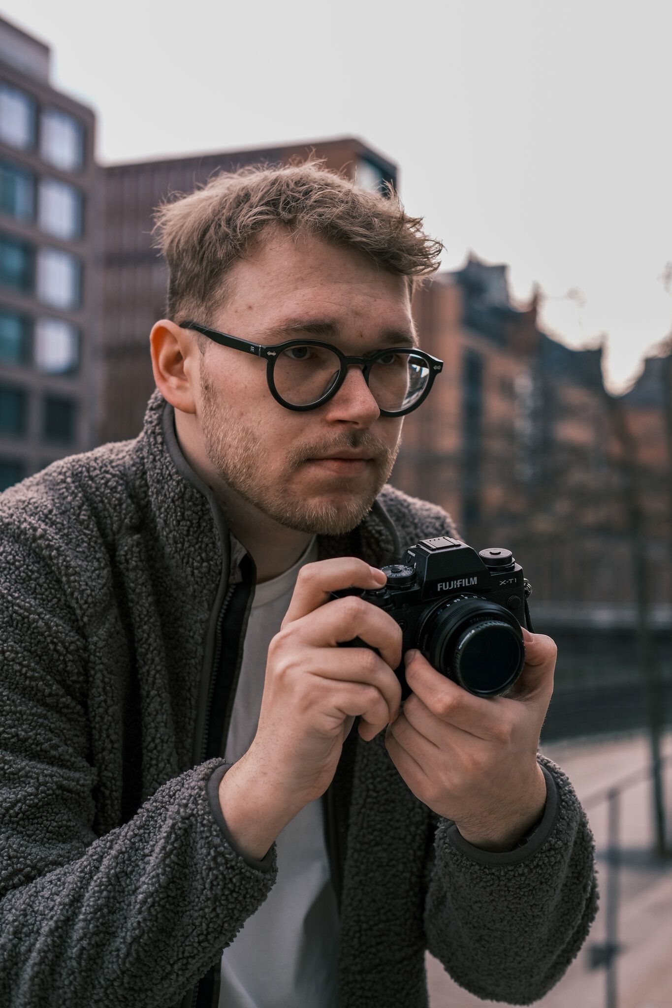Torge Stubbe mit Kamera in der Hamburger Speicherstadt